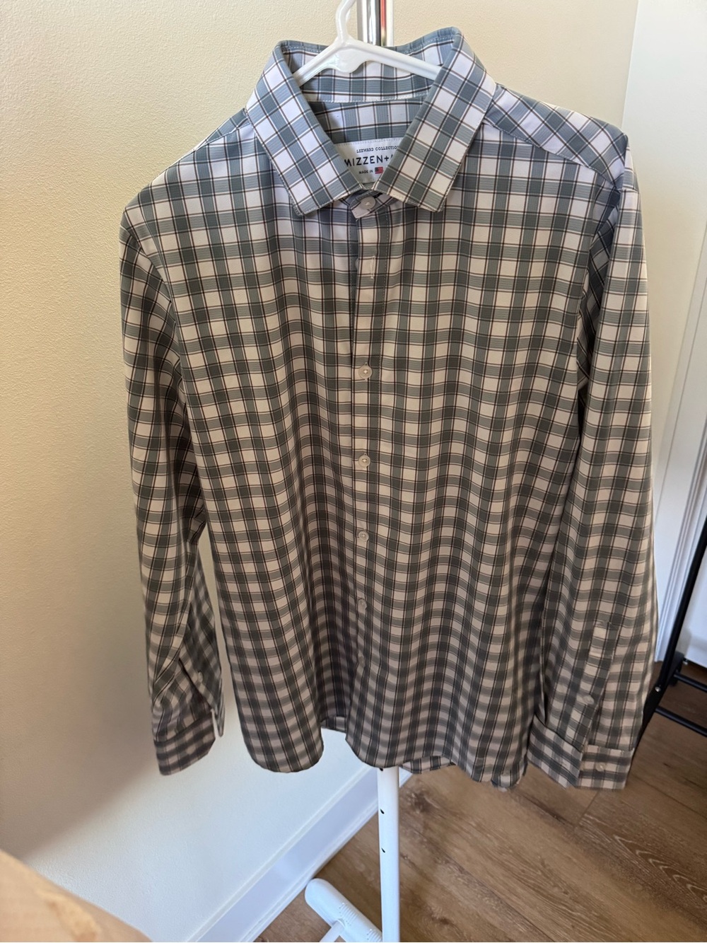 Mizzen+Main Leeward Collection plaid dress shirt white check pattern size Med